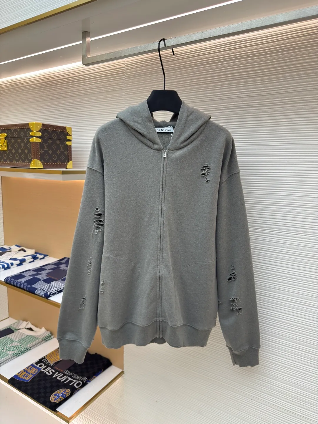 Acne Studios ripped distressed logo zipper jacket ●Authentic product: 4500 purchased and developed ●Item number: 1680387-B35 ●Fabric: Dream double-strand cotton plain fabric ●Technology: Distressed printing ●Version: loose version ●Weight: about 660 grams ●Size: S-M-L-XL ●Description: Customized dream double-strand cotton plain fabric with excellent texture and comfortable skin fit The main color is deep black, which is like the mottled rust on ancient copperware. The unruly soul of AcneStudios is engraved on the chest. The clever integration of hole elements and wanton swaying on the black canvas is a deliberate rebellion and a break away from the shackles of tradition. It is unique in the wave of trends. Glue printing is used. The chest printing is modified three times with the film screen. The glue liquid paint is used to print the pattern on the fabric. The fabric is baked to fix the printed pattern. Many parts of the body of the garment are worn and worn by pure artificial regularity, and hand brush marks are added to the surface of the garment to add texture and depth to imitate the texture of natural wear and tear. The fabrics have been washed to give them a better feel and texture. They are not easy to deform, shrink or fade, and maintain their long-lasting beauty. The overall color is consistent with no color difference. It can be matched with the same style to create a fashionable look, and can be used in various occasions. Customized accessories, complete with three standards, the same style for men and women!